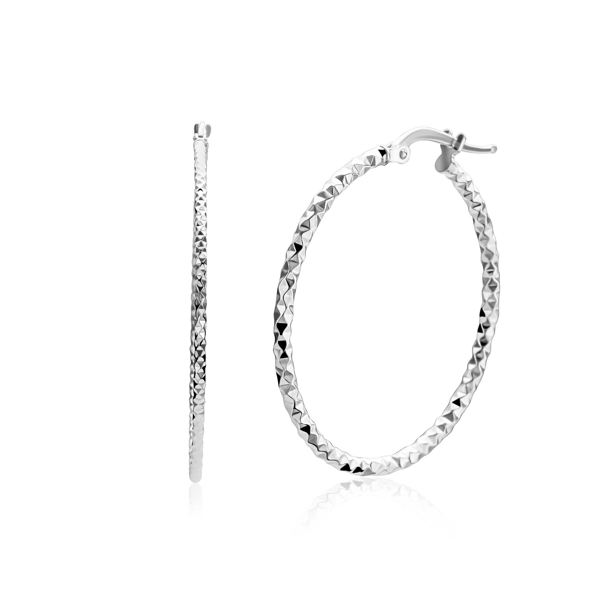 ZINZI zilveren grote oorringen (33mm) met gefacetteerde buis. Deze subtiele facetrand zorgt voor extra lichtreflectie en een speels glinsterend effect. De slanke ronde vorm geeft de creolen een tijdloze uitstraling, Met handige bovensluiting. Vervaardigd van eerste gehalte zilver (925) en voorzien van een extra rodiumlaag voor een langdurige glans.ZIO2911