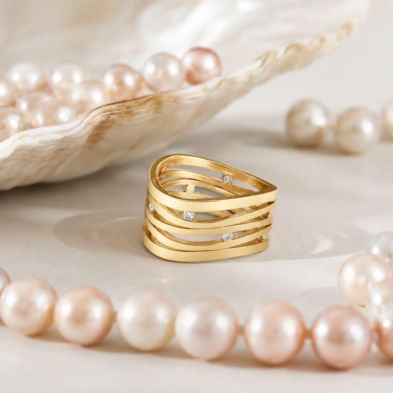Der Ring Gold 750 mit 8 Brillanten besticht durch seine hochwertige Handwerkskunst und die luxuri&ouml;se Ausstrahlung echter Brillanten. Perfekt als elegantes Statement-St&uuml;ck f&uuml;r besondere Anl&auml;sse oder um einem Alltagsoutfit einen Hauch von Glamour zu verleihen. Kombinieren Sie ihn mit schlichter Kleidung, um seinen Glanz in den Vordergrund zu stellen.