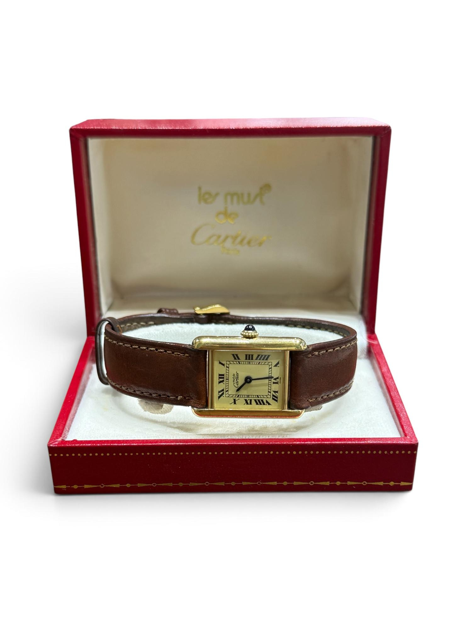 Vintage Must de Cartier Tank &ndash; Tijdloze Elegantie uit de Jaren '90
Op zoek naar een iconisch designklassieker met karakter? Deze originele Must de Cartier Tank combineert de iconische Franse elegantie van Cartier met stijlvolle vintage allure. Dit exemplaar dateert uit circa de jaren '90 en heeft een prachtige vermeil kast (18k verguld op 925 sterling zilver), wat het horloge die warme, luxe gouden uitstraling geeft.

De iconische cr&egrave;me/gouden wijzerplaat is voorzien van de klassieke Romeinse cijfers, blauwe zwaardwijzers en de kenmerkende blauwe cabochon-kroon. Het automatische/mechanische uurwerk zorgt voor betrouwbare vakmanschap om de pols.

Het horloge verkeert in een nette, gebruikte vintage staat met een authentiek patine dat bij een horloge van deze leeftijd hoort. Wordt geleverd inclusief originele Cartier doos (zonder papieren).