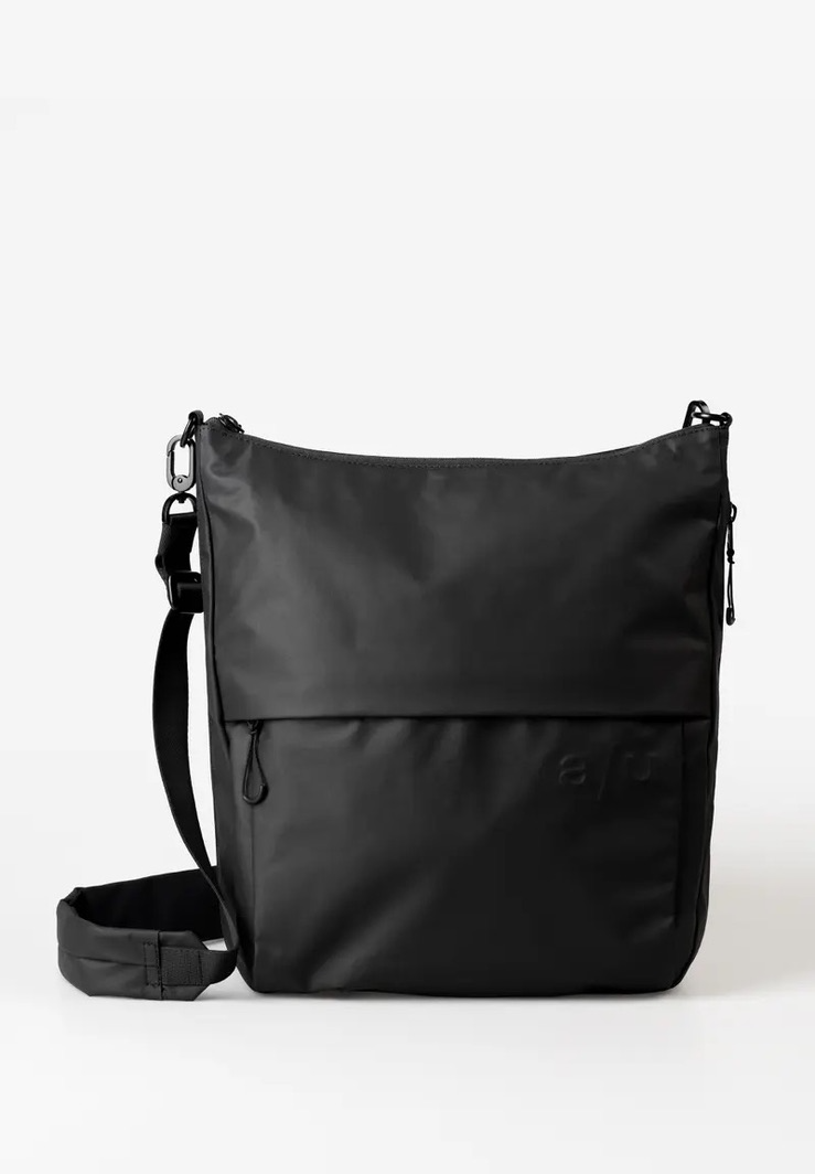 a/u by aunts & uncles &ndash; TODORI RE LITE
De a/u by aunts & uncles TODORI RE LITE is een lichte, zachte en verrassend ruime crossbody tas die comfort en functionaliteit combineert met een moderne uitstraling. De tas is gemaakt van stevig, gerecycled nylon en is dankzij het compacte formaat ideaal voor dagelijks gebruik.
Het hoofdvak met ritssluiting biedt voldoende ruimte voor je dagelijkse essentials. Met de rondomlopende rits kun je het volume van de tas eenvoudig vergroten wanneer je wat extra ruimte nodig hebt. Dankzij de verschillende buitenvakken heb je belangrijke spullen bovendien snel bij de hand.
Binnenin zorgen een ritsvak, een handig insteekvak voor bijvoorbeeld je smartphone en een praktisch sleutelkoord voor een overzichtelijke indeling. De verstelbare schouderband met zacht schouderpolster zorgt voor extra draagcomfort, ook wanneer je de tas langere tijd draagt.
Details
Hoofdvak met ritssluiting
Voorvak met verborgen ritssluiting
Ritsvak aan de achterzijde
Intern ritsvak
Insteekvak voor bijvoorbeeld een smartphone
Praktisch sleutelkoord
Tasvolume uitbreidbaar dankzij rondomlopende ritssluiting
a/u-reliefopdruk
Verstelbare schouderband met zacht schouderpolster
Duurzame voering van gerecycled nylon
Eigenschappen
Kleur: Black
Gewicht: 0,460 kg
Afmetingen (L x D x H): ca. 31 x 15&ndash;19 x 35 cm
Collectie: Japan RE lite
De TODORI RE LITE is daarmee een praktische keuze voor wie op zoek is naar een lichte crossbody tas met veel opbergruimte, een comfortabele pasvorm en een eigentijdse look.