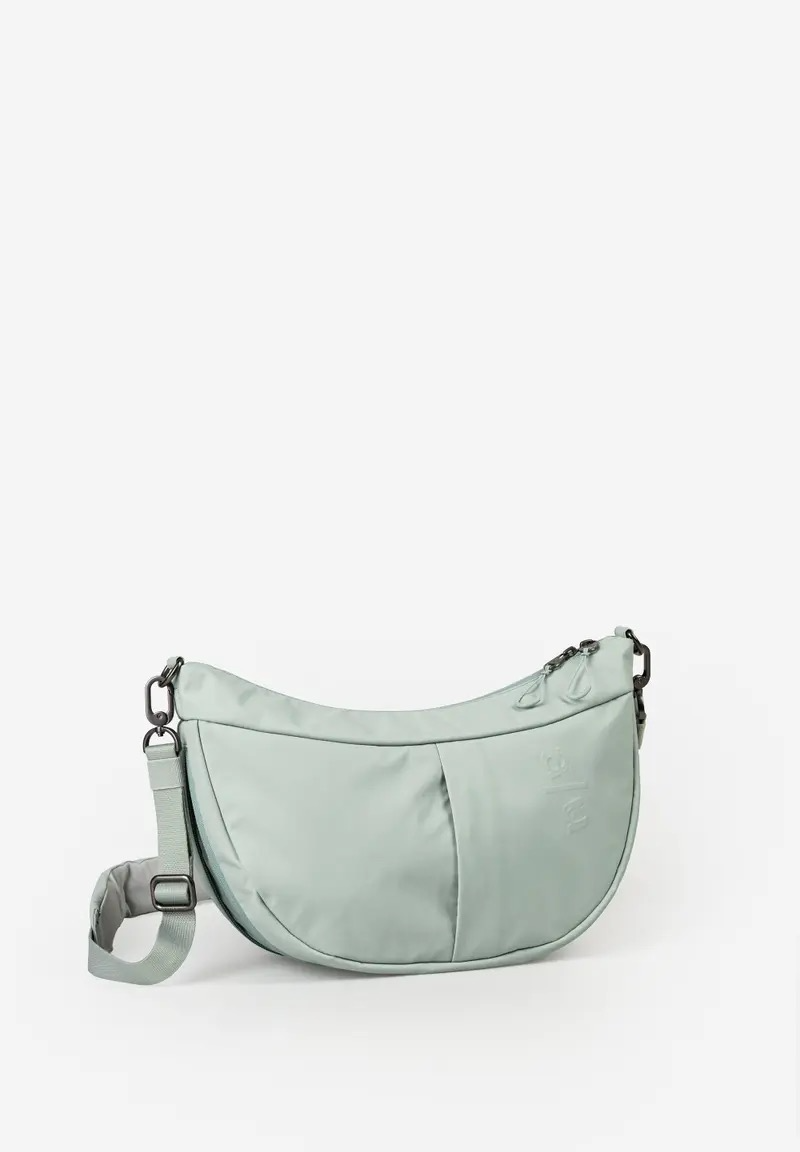 a/u by aunts & uncles &ndash; Toyo RE Lite
De Toyo RE Lite van a/u by aunts & uncles is een comfortabele, knuffelzachte halfmoon bag die licht, waterafstotend en bijzonder stevig is. Dankzij het ruime hoofdvak neem je moeiteloos al je dagelijkse essentials mee. De slimme binnenvakken, het uitneembare extra tasje en het handige sleutelkoord zorgen ervoor dat alles overzichtelijk en binnen handbereik blijft.
Aan de buitenkant vind je zowel aan de voor- als achterzijde een praktisch ritsvak. Heb je onderweg toch wat extra ruimte nodig? Met de rondomlopende rits vergroot je het volume van de Toyo eenvoudig, zodat er net wat meer in past.
De verstelbare schouderband met comfortabele schouderpadding maakt de tas prettig om dagelijks te dragen. De Toyo RE Lite combineert daarmee een casual uitstraling met praktische functionaliteit &ndash; ideaal voor onderweg, tijdens het shoppen of als compacte dagelijkse tas.
Details
Hoofdvak met tweewegrits
Ritsvak aan de achterzijde
Verzonken ritsvak aan de voorzijde
Ritsvak aan de binnenkant
Binnenvak, bijvoorbeeld voor je smartphone
Handig sleutelkoord
Uitneembaar extra tasje met rits
Volume uitbreidbaar dankzij de rondomlopende rits
a/u-reli&euml;fprint
Verstelbare schouderband met schouderpadding
Duurzame voering van gerecycled nylon
Eigenschappen
Kleur: Sage Green
Gewicht: 0,4 kg
Afmetingen (L &times; D &times; H): ca. 33,5 &times; 10&ndash;14 &times; 18,5 cm
Collectie: Japan RE Lite
