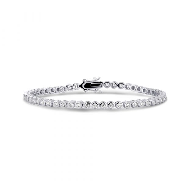 De Gisser zilveren tennisarmband met zirkonia 2 mm, modelnummer TR2-17, is een verfijnd sieraad dat elke pols elegantie biedt. Deze schitterende armband, behorend tot de categorie BRACELET, combineert tijdloze klasse met fonkelende zirkonia's. Draag hem solo voor een minimalistische look of combineer met andere armbanden voor een trendy, gelaagd effect.