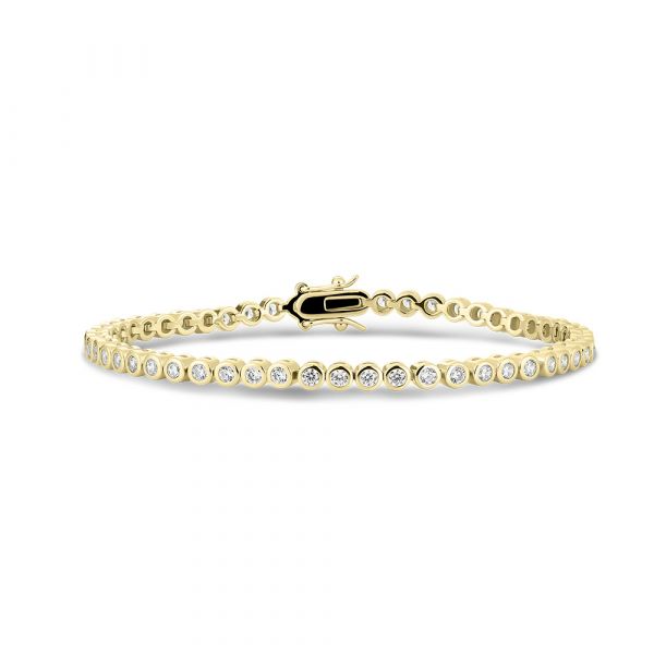 De Gisser zilver verguld tennisarmband met zirkonia TR2Y-19 is een verfijnde armband van 2 mm, versierd met schitterende zirkonia's. Ideaal voor elke gelegenheid, voegt het een vleugje elegantie toe aan elke outfit. Draag deze armband alleen of combineer met andere sieraden voor een gelaagde look. Perfect voor dagelijks gebruik of een speciale gelegenheid.