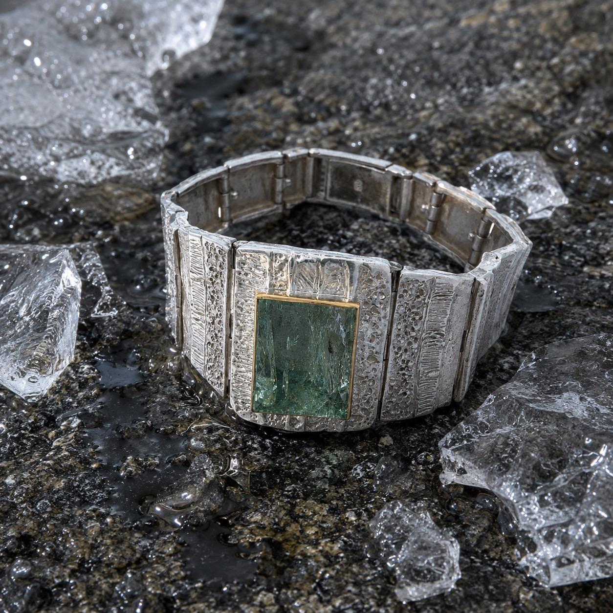 Der Armband Ag/Au, mit Beryll 17,37 ct., ist ein elegantes Schmuckst&uuml;ck ohne Markenangabe. Aus hochwertigen Materialien Silber (Ag) und Gold (Au) gefertigt, geh&ouml;rt er zur Kategorie Schmuck und ist als Armband klassifiziert. Tragen Sie es stilvoll zu formellen Anl&auml;ssen oder als raffiniertes Accessoire im Alltag. Ein Must-Have f&uuml;r jeden Schmuckliebhaber.