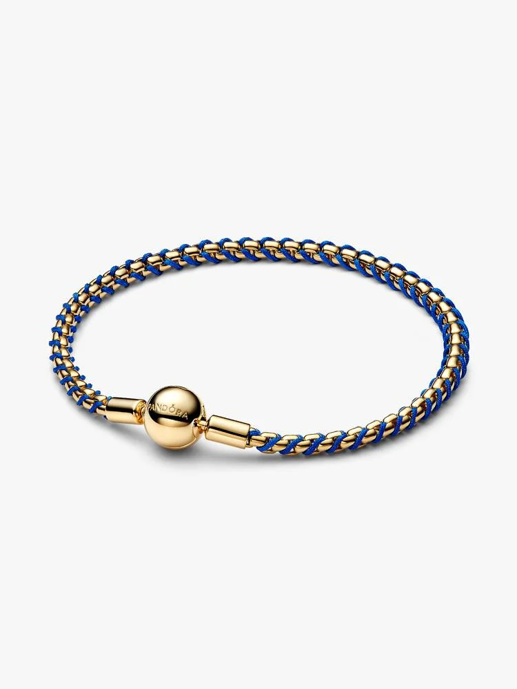 Koord en schakel in perfecte balans. Deze armband combineert een blauw textiel koord met sterlingzilver voor een speels kleuraccent. Contrasterende materialen zorgen voor een moderne, stijlvolle uitstraling.

