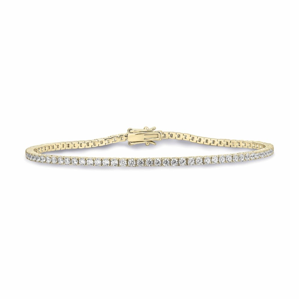 De Gisser zilver verguld tennisarmband model TRFP2Y, is een elegant sieraad met 2 mm zirkonia steentjes. Kenmerken: stijlvolle juweelcategorie, schitterende armband. Draag deze verfijnde armband afzonderlijk voor een subtiele, elegante look of combineer met andere sieraden voor een gedurfde stijl. Perfect voor elke gelegenheid en een prachtige aanvulling op elke outfit.