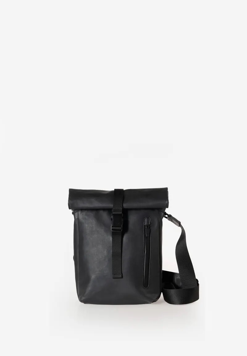a/u by aunts & uncles &ndash; Kuji RE
De Kuji RE van a/u by aunts & uncles is de grotere variant van de Yodo RE en combineert een minimalistische uitstraling met praktische functionaliteit. De regenbestendige rolltop tas is gemaakt van gerecycled nylon, dat licht, sterk en duurzaam is. Dankzij de handige rolltopsluiting kun je het volume van de tas eenvoudig in de hoogte vergroten wanneer je wat extra ruimte nodig hebt.
Het overzichtelijke hoofdvak biedt voldoende plaats voor je dagelijkse benodigdheden. Met een ritsvak aan zowel de voor- als achterzijde en extra opbergmogelijkheden aan de binnenkant houd je je essentials netjes georganiseerd. De verstelbare schouderband met extra schouderpadding zorgt bovendien voor een comfortabele pasvorm, ook wanneer je de tas wat langer draagt.
De Kuji RE is dankzij het tijdloze design, de praktische indeling en het lichte materiaal een veelzijdige tas voor dagelijks gebruik. Bovendien is de tas volledig vegan.
Details
Hoofdvak met praktische rolltop-/omslagsluiting
Sluiting met drukknopen en klep met steekslot
Ritsvak aan de voorzijde
Ritsvak aan de achterzijde
Ritsvak aan de binnenkant
Steekvak, bijvoorbeeld voor je smartphone
Handige pennenlus
Verstelbare schouderband met extra schouderpadding
Regenbestendige ritsen van gerecycled materiaal
a/u-reli&euml;fprint aan de zijkant
Stevige voering van polyester
Vegan
Eigenschappen
Kleur: Linen
Gewicht: 0,39 kg
Afmetingen (L &times; D &times; H): ca. 21 &times; 8 &times; 26&ndash;32 cm
Collectie: Japan RE