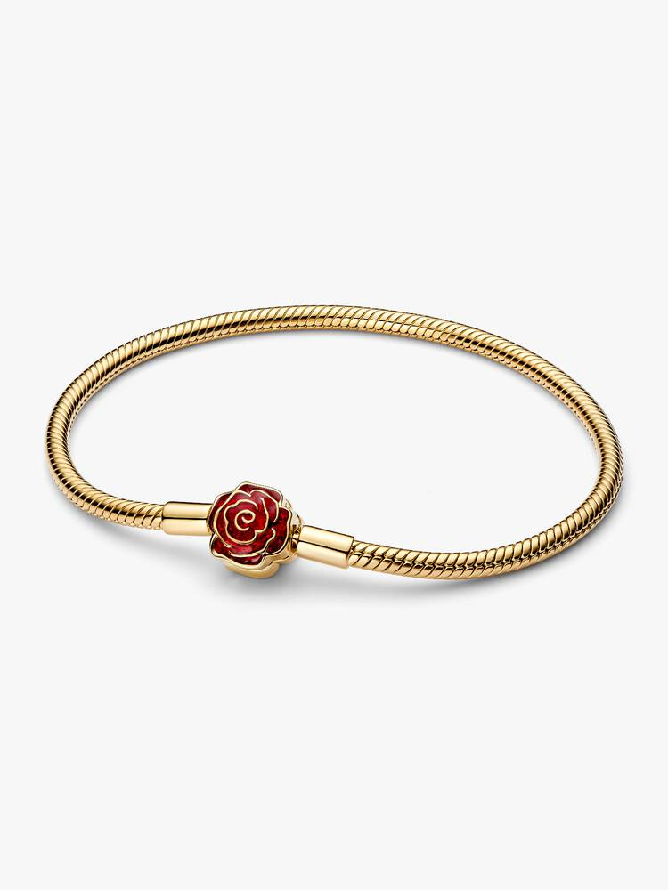 Geef je look een betoverende touch met onze armband ge&iuml;nspireerd op Disney's Belle en het Beest. Deze met goud vergulde bedel heeft een emaillen rozensluiting en de gravure 'Until the last petal falls'.

