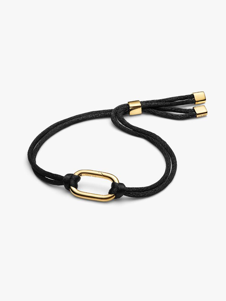 Strakke lijnen, sprankelend contrast. Deze armband combineert een zwart koord met een vergulde afwerking en is voorzien van een te openen schakel om je favoriete bedels toe te voegen &mdash; of draag hem op zichzelf.

