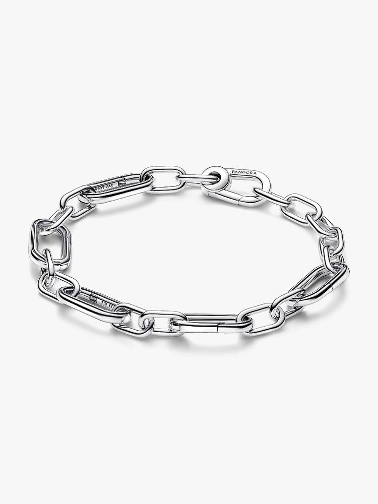 Vergroot je stylingmogelijkheden met de Pandora ME schakelarmband met vijf te openen schakels. Deze armband is gemaakt van sterlingzilver en heeft vijf kleinere schakels die in elkaar grijpen met vijf grotere te openen schakels en sluit met een veersluiting. Mix en remix je look met deze aanpasbare armband. Schakels kunnen worden uitgewisseld en toegevoegd. Elke te openen schakel kan worden gestyled met maximaal 8 Pandora ME mini hangende bedels of 2 Pandora ME medaillonbedels.


