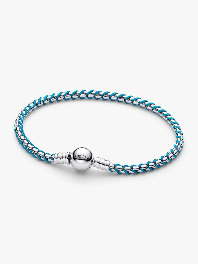 Sterlingzilveren box chain doorvlochten met een turquoise koord van textiel. Til je stijl naar een hoger niveau met een unieke combinatie van stof en metaal.

