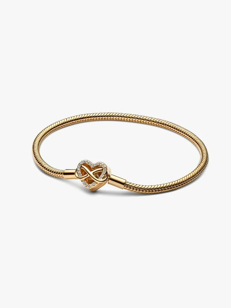 Draag je geliefden bij je met een tijdloze armband met een hartvormige sluiting, sprankelende accenten en een oneindigheidssymbool dat de familiebanden eer aandoet.


