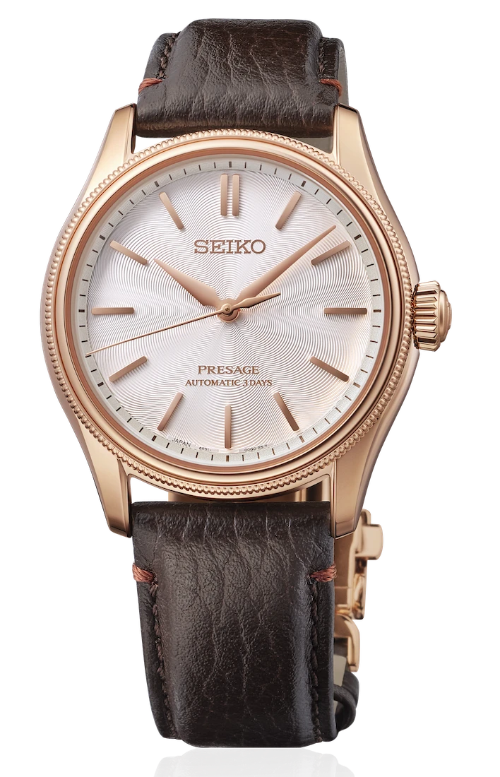 Limited Edition

De Seiko Presage Classic Series Tomioka Silk HCC008J1 is een elegante polshorloge met een kast van roestvrij staal in roze goud, en een cr&egrave;mekleurige wijzerplaat met strepen. Het automatische uurwerk wordt beschermd door saffierglas. De bruine lederen band voegt verfijning toe. Perfect voor formele gelegenheden, combineer hem met zakelijke of stijlvolle outfits voor ultieme elegantie. Waterbestendigheid tot 10 bar.
