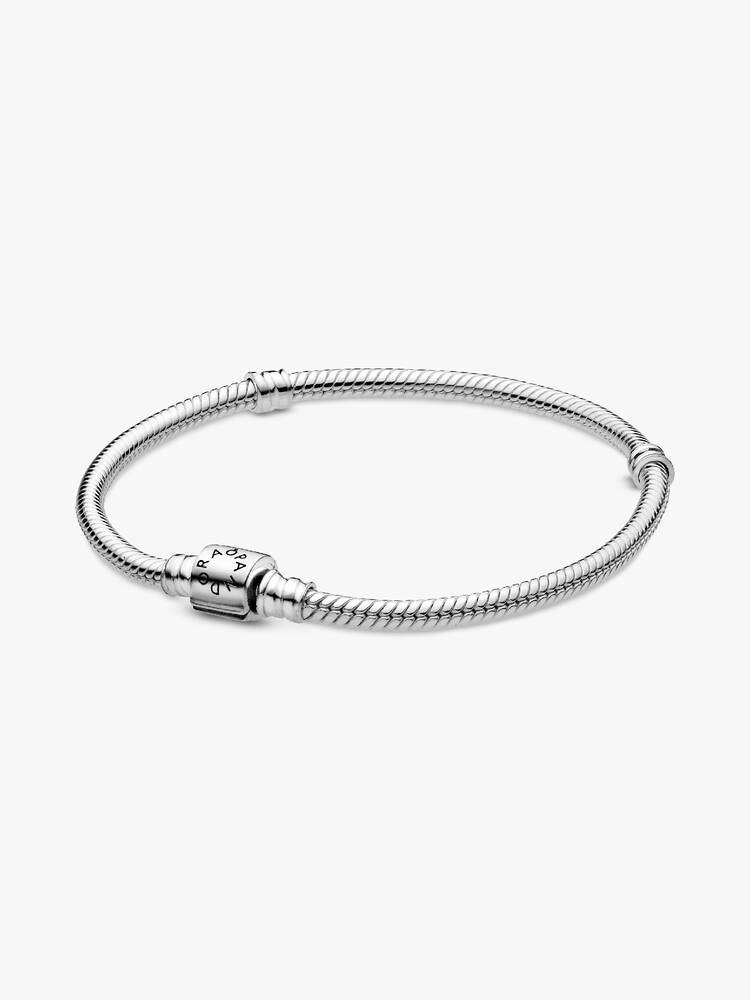Vergeet nooit waar je wortels liggen met deze snake chain-armband met ronde clipsluiting van sterlingzilver. De ronde clipsluiting is al lang vast onderdeel van het Pandora-erfgoed en werd gebruikt aan onze allereerste snake chain-armbanden. We hebben hem een modern update gegeven met gladde details. Vier de geschiedenis van Pandora met dit iconische stuk en maak hem vast onderdeel van je collectie.