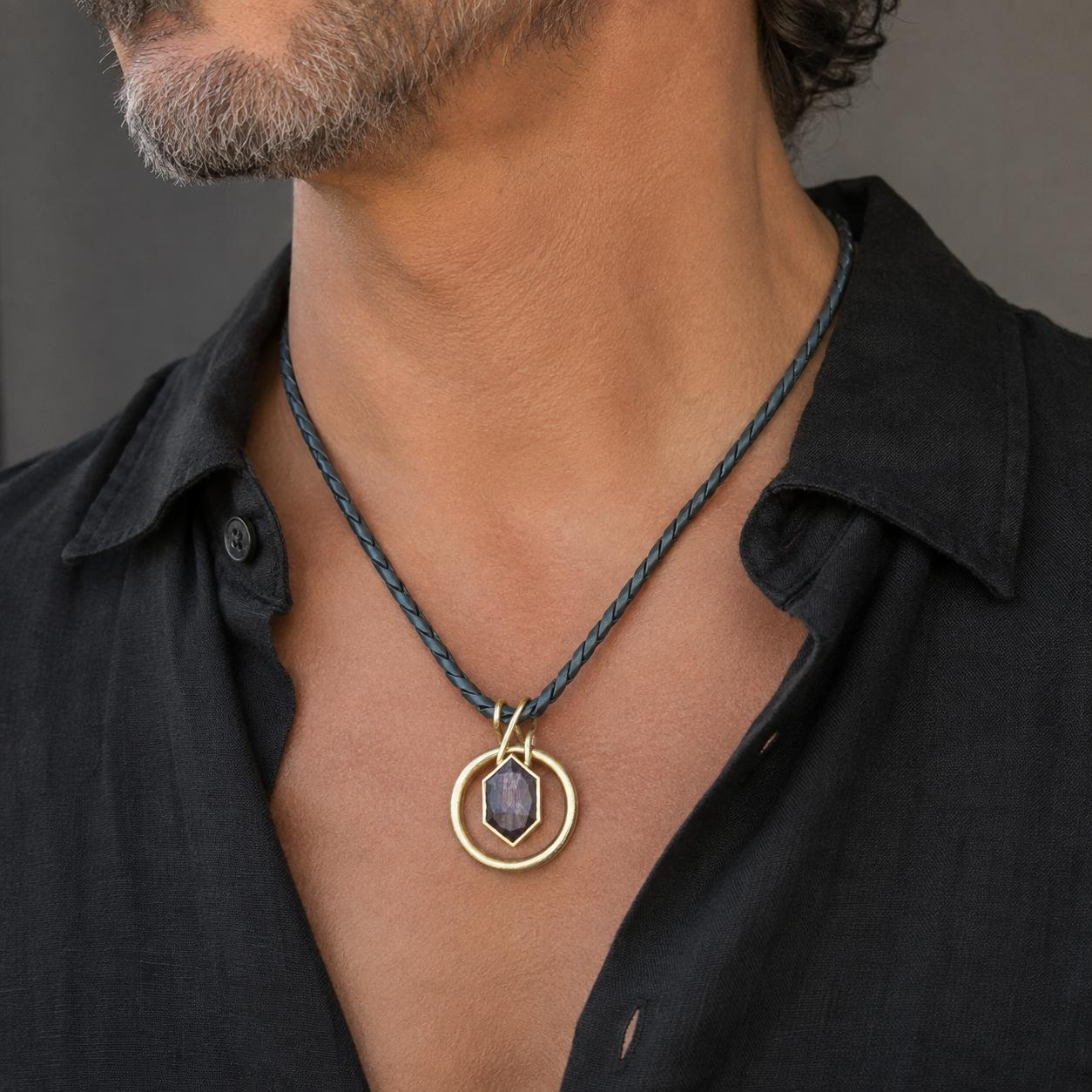 Der Ringtr&auml;ger in Gold 750 mit Safir-Raute ist ein besonderer t&auml;glicher Begleiter f&uuml;r alle, die Ihren Ehering nicht t&auml;glich tragen k&ouml;nnen oder d&uuml;rfen. dieser wird in den daf&uuml;r eigens angefertigten Anh&auml;nger eingeh&auml;ngt und mit einer Kette verschlossen. Er besticht durch sein edles Design und den faszinierenden Safir in Rautenform. Ideal als Halskette getragen, verleiht dieser Anh&auml;nger jedem Outfit einen Hauch von Eleganz und Exklusivit&auml;t. Perfekt f&uuml;r besondere Anl&auml;sse oder als stilvolles Alltagsaccessoire.