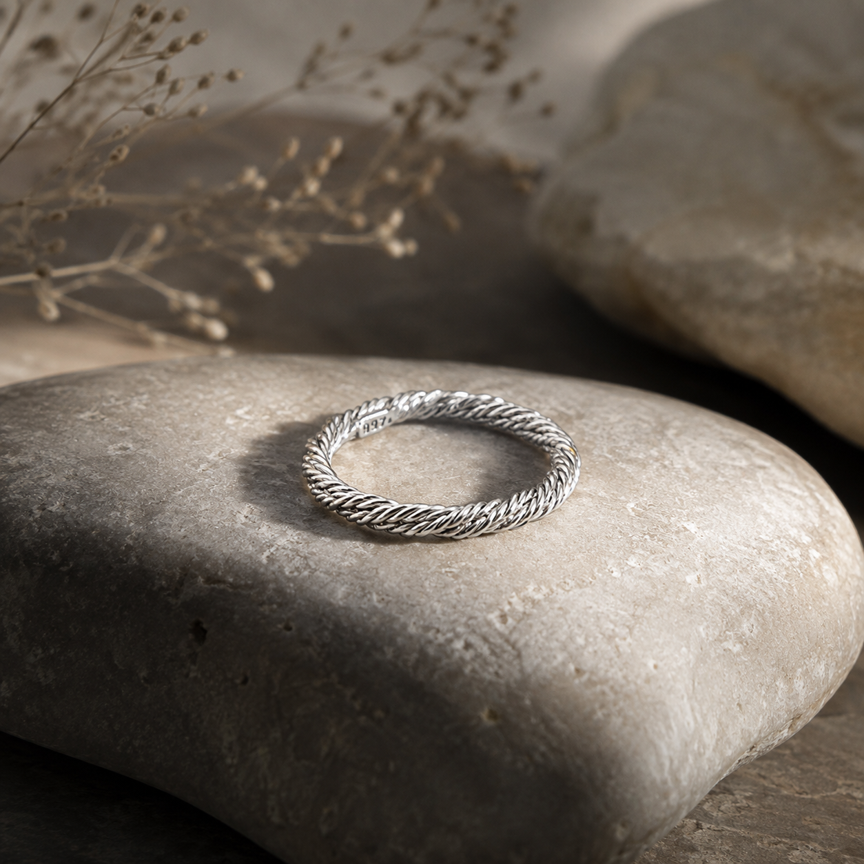 Der geflochtene Ring aus Wei&szlig;gold 750 ist ein elegantes Schmuckst&uuml;ck, das in die Kategorie "Jewel" f&auml;llt und spezifisch als "Ring" klassifiziert ist. Tragen Sie diesen Ring am besten als Highlight an Ihrem Finger, um jedem Outfit eine raffinierte Note zu verleihen. Ideal f&uuml;r besondere Anl&auml;sse sowie im Alltag f&uuml;r einen Hauch von Luxus.