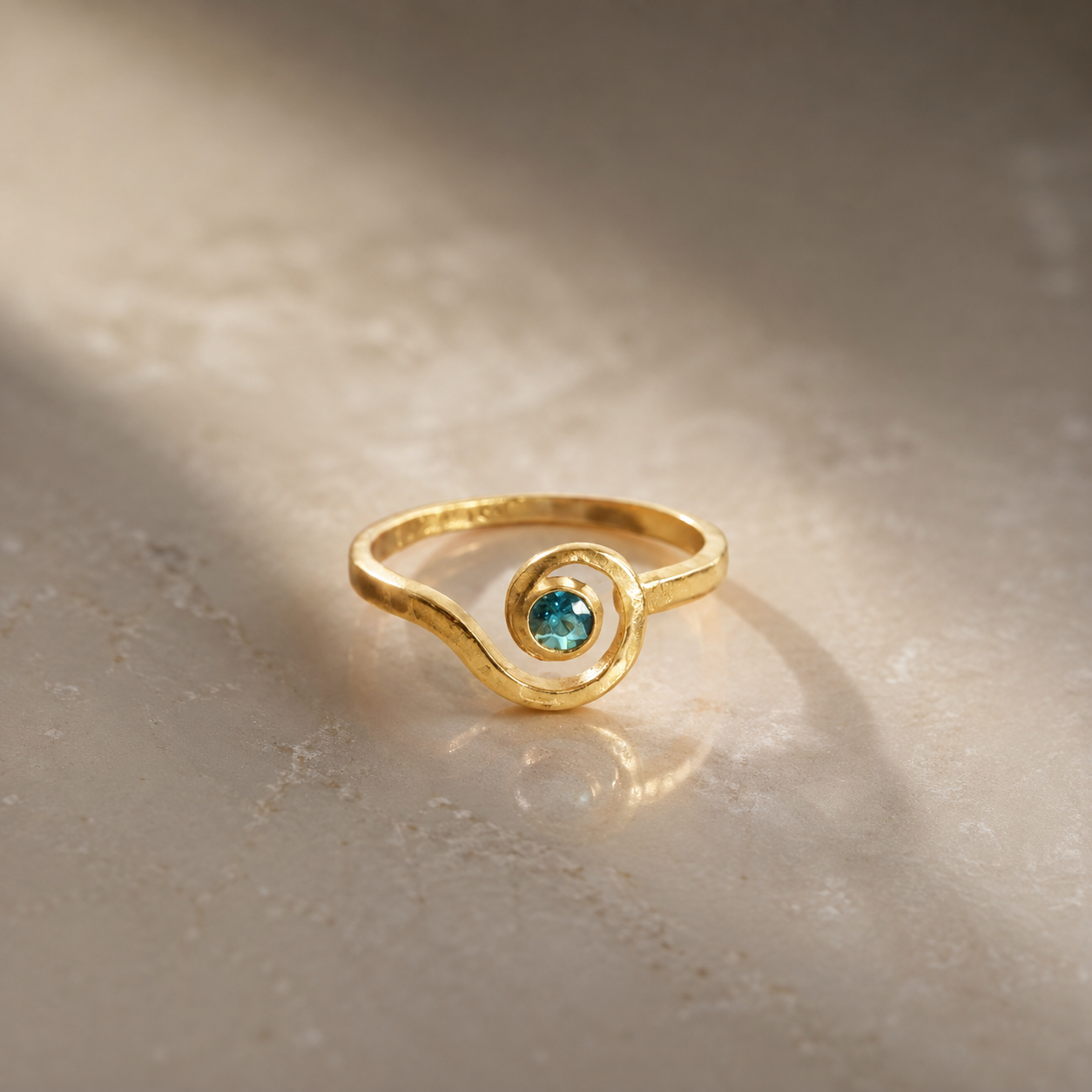 Der Ring Ros&eacute;gold 750 Paraiba Turmalin besticht durch seine luxuri&ouml;se Ausstrahlung. Gefertigt aus 750er Ros&eacute;gold und veredelt mit einem Paraiba-Turmalin, ist er ein besonderer Blickfang f&uuml;r den Alltag. Kombinieren Sie ihn mit eleganter oder legerer Kleidung, um einen Hauch von Raffinesse und Farbe zu Ihrer Garderobe hinzuzuf&uuml;gen. Perfekt f&uuml;r normale Anl&auml;sse.