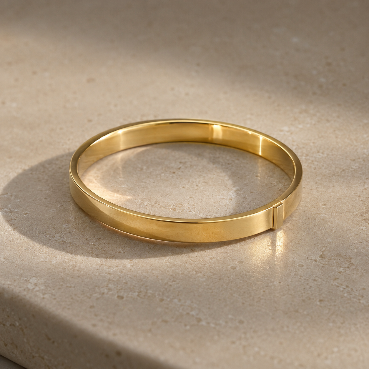 Dieser Armreif ist ein hochwertiges Schmuckst&uuml;ck aus 18 Karat (750 massiv) Gold. Geradlinig im Design, solide in der Fertigung, die Blechst&auml;rke betr&auml;gt 1,2mm, so das er unempfindlich gegen&uuml;ber St&ouml;&szlig;en ist.  Es ist dadurch auch nachtr&auml;glich noch m&ouml;glich, Brillanten in die Oberfl&auml;che zu fassen. Tragen Sie ihn als stilvollen Blickfang und als zeitloses Statement zu Ihrem Lieblingsoutfit. Ideal f&uuml;r besondere Anl&auml;sse oder als t&auml;glicher Begleiter f&uuml;r einen Hauch von Eleganz.

Wir fertigen auf Ma&szlig;, auch Breite, H&ouml;he und Profil k&ouml;nnen gerne variieren, sprechen SIe uns an!