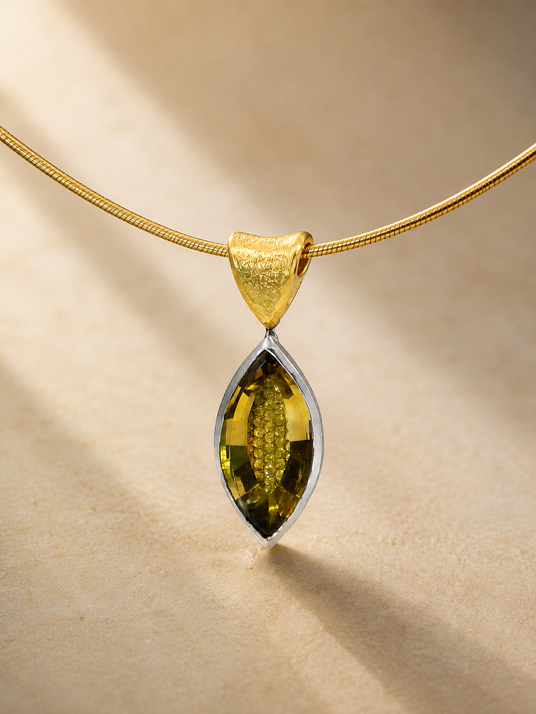 Anh&auml;nger in Wei&szlig;gold 750/ooo mit 41 Brillanten  0,41ct  TW vsi unter und neben
einem Goldberyll mit 11,62ct. Am sch&ouml;nsten am Rundhals Collier, da die Aufh&auml;ngung asymetrisch ist.