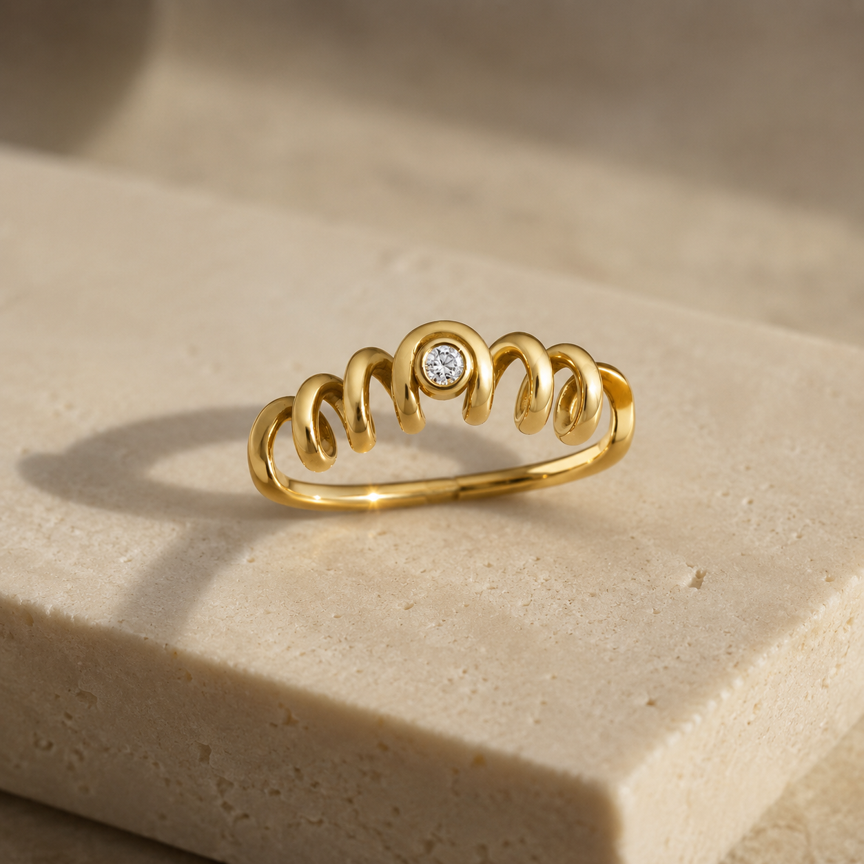 Der Ring Gold 750,   besticht durch seine Eleganz mit einem 0,04 ct Brillanten. Als edler Schmuckst&uuml;ck kategorisiert, eignet er sich perfekt f&uuml;r besondere Anl&auml;sse oder als t&auml;gliches Accessoire. Tragen Sie ihn allein oder kombinieren Sie ihn mit anderen Ringen f&uuml;r einen trendigen Schichtlook. Ein Must-Have f&uuml;r jeden Schmuckliebhaber.