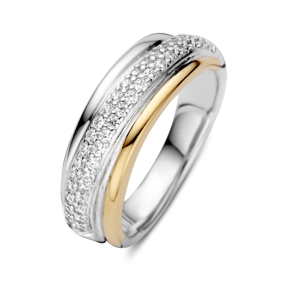 Een luxueuze ring waarin zilver en 14 karaat goud stijlvol samenkomen. De pav&eacute; gezette zirkonia&rsquo;s cre&euml;ren een verfijnde schittering en benadrukken de elegante vormgeving. De combinatie van warme goudaccenten en fonkelende details geeft deze zilveren ring een chique uitstraling, perfect voor wie houdt van tijdloze elegantie met een vleugje glamour.