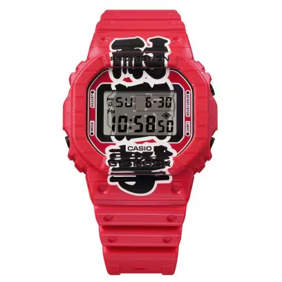Dompel jezelf onder in het warme welkom van de Japanse tavernecultuur - AKA-CHOCHIN G-SHOCK ge&iuml;nspireerd op de rode papieren chochin lantaarns die het Made-in-Japan nachtleven markeren. 

Witte papieren lantaarns werden voor het eerst rood geschilderd in de Edo-periode door taverne-eigenaren die klanten wilden trekken. Vandaag de dag weet iedereen die in Japan op zoek is naar een drankje en een hapje op weg naar huis, dat hij of zij op zoek moet naar dit iconische symbool van warme gastvrijheid, nu belichaamd in dit unieke en gedurfde G-SHOCK-design. 

Op de wijzerplaat, gehuld in chochinerood, zijn de kanji-tekens "耐衝撃" ("schokbestendigheid") - het fundamentele kenmerk van G-SHOCK - vetgedrukt in een opvallend lettertype. Andere unieke details geven de essentie van dit iconische culturele symbool weer, zoals de oranje achtergrondverlichting die de warme gloed van lantaarnlicht projecteert en de knoppen en bandlus die de zwart gelakte lantaarnhouder oproepen.  

Het chochin-motief dat terugkomt in de gravure op de achterkant van de horlogekast en de speciale verpakking met een lantaarn die oplicht in het donker geven dit unieke Made-in-Japan-ontwerp nog een extra accent.