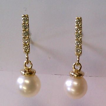 Die Ohrstecker 333 gelb SwZP Zirk./pol, Modellnummer 6-214343-001, sind elegante Schmuckst&uuml;cke mit einer Gelbgold 333 Fassung, S&uuml;&szlig;wasserzuchtperlen und funkelnden Zirkonia-Steinen. Idealerweise zu formeller oder festlicher Kleidung tragen, um deren Eleganz zu unterstreichen. Perfekt f&uuml;r besondere Anl&auml;sse und als stilvolles Accessoire f&uuml;r den t&auml;glichen Gebrauch.