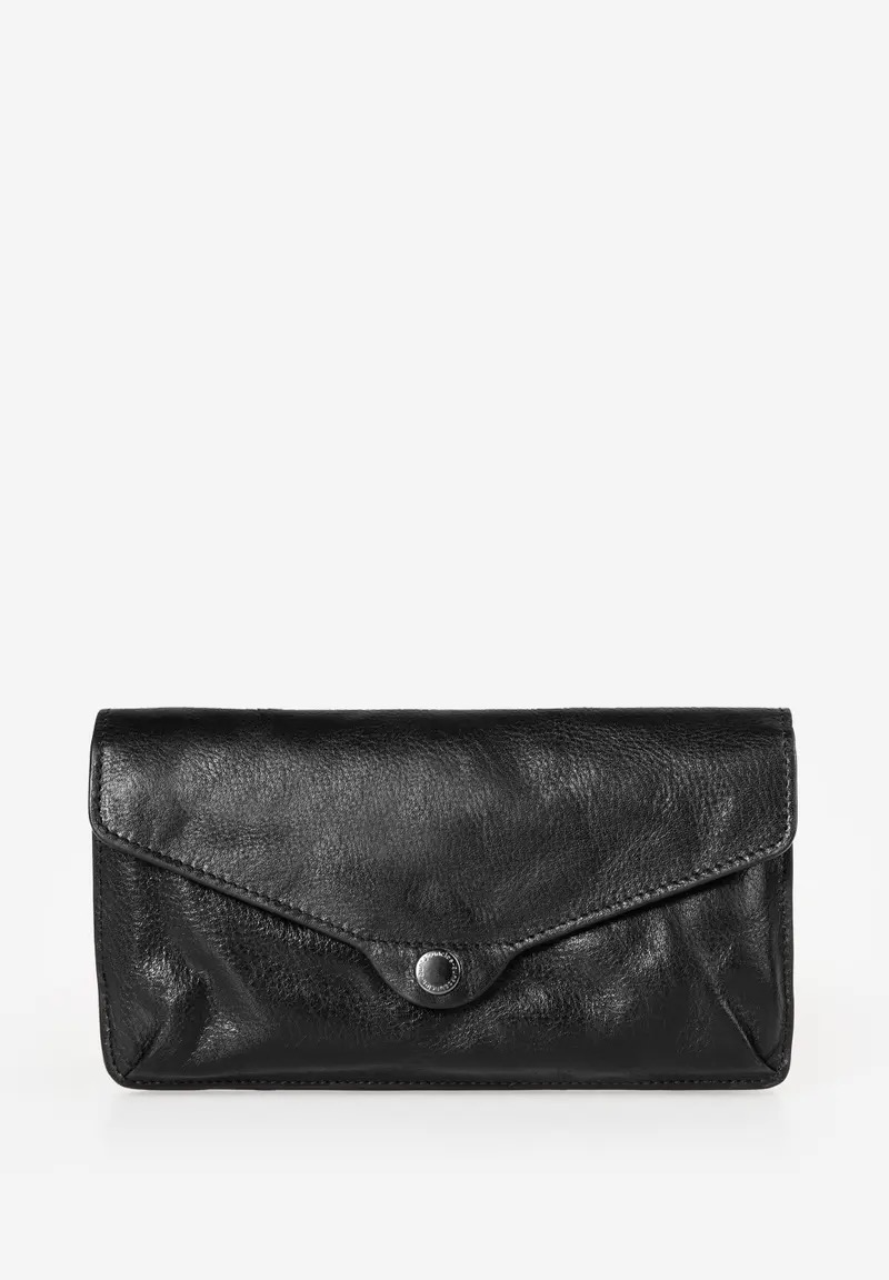 aunts & uncles &ndash; Charlene Portemonnee &ndash; Black Smoke | RFID-bescherming | Echt leer
De Charlene portemonnee van aunts & uncles is een stijlvolle alleskunner voor wie het liefst goed voorbereid op pad gaat. Deze ruime damesportemonnee uit de Grandma's Luxury Club collectie is gemaakt van hoogwaardig, duurzaam gelooid premium leer, wat zorgt voor een lange levensduur en een luxueuze uitstraling.

Met voldoende ruimte voor je pasjes, geld, bonnetjes &eacute;n zelfs je smartphone, combineert Charlene elegantie met praktisch gemak. Dankzij het ge&iuml;ntegreerde RFID-beschermingssysteem blijven je persoonlijke gegevens bovendien veilig tegen ongewenste scans.

Belangrijkste kenmerken:
Luxe zwart kleurig leer met stijlvolle vintage-look
Overslag met drukknop &ndash; veilig en gemakkelijk te openen
12 kaartvakken, 2 grote biljetvakken, een ritsvak en extra insteekvakken
Ruim achtervak met rits &ndash; ideaal voor muntgeld of extra documenten
Hoogwaardig gestreept binnenvoering voor een chique afwerking
RFID-bescherming tegen digitale diefstal
Ook geschikt voor veel smartphones (afhankelijk van formaat)
Afmetingen & gewicht:
Afmeting: ca. 19,5 x 2,5 x 11 cm
Gewicht: ca. 310 gram
Met Charlene kies je niet alleen voor stijl en kwaliteit, maar ook voor veiligheid en gebruiksgemak. Perfect voor dagelijks gebruik &eacute;n voor wie graag alles overzichtelijk bij zich draagt.

