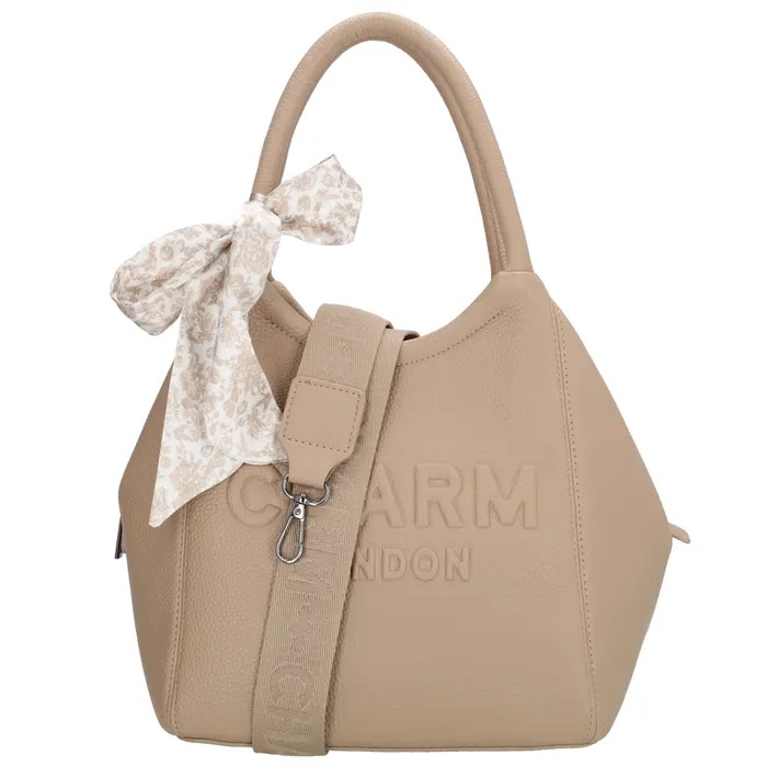 Charm London Bond Street Handtas
De Charm London Bond Street handtas is een stijlvolle en compacte tas van imitatieleder. Dankzij de verstelbare, afneembare schouderband draag je de tas als handtas of crossbody. De tas heeft een ritssluiting, een binnenvak met rits, telefoonvak en een praktisch achtervak met rits. Het sjaaltje aan het handvat zorgt voor een trendy finishing touch.
Afmetingen: 30 &times; 17 &times; 24,5 cm
Materiaal: Imitatieleder