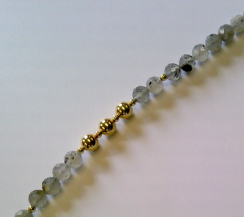 Das Armband 925 in Gelb mit Labradorit (goldplattiert, 18+3cm, Modellnummer 5-216985-001) ist ein eleganter Schmuck, der Ihrem Look einen Hauch von Luxus verleiht. Es f&auml;llt unter die Kategorie "JEWEL" und ist als "BRACELET" mit einer L&auml;nge von 180 mm gekennzeichnet. Perfekt zum Tragen bei besonderen Anl&auml;ssen oder als stilvolles Alltagsaccessoire.