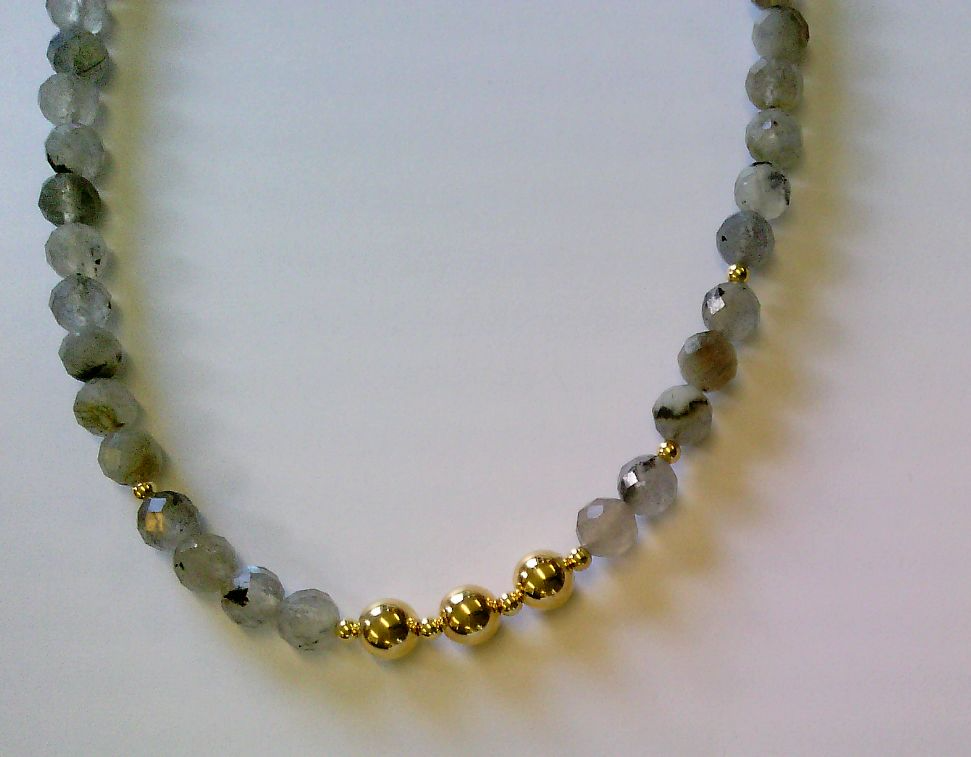 Der Damen Collier 925 gelb Labradorit goldplatt./42+3cm, Modellnummer 5-216984-001, ist ein elegantes Halskettenschmuckst&uuml;ck. Das Schmuckst&uuml;ck besteht aus vergoldetem Silber mit einem faszinierenden gelben Labradorit. Tragen Sie es als Statement-Piece zu einem schlichten Outfit, um seinen Glanz hervorzuheben oder kombinieren Sie es mit anderen zarten Ketten f&uuml;r einen trendigen Layering-Look.