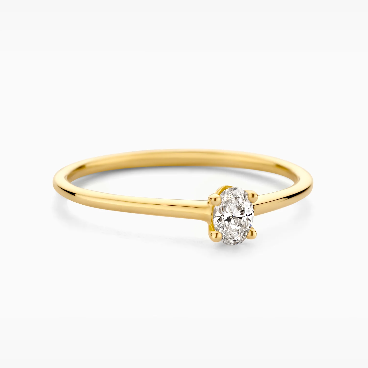 Een ovale lab grown diamant van 3,2 x 4,5 mm vormt het sprankelende hart van deze ring van 14k geelgoud, gevat in een chatonzetting. Met een gewicht van 0,20 ct en een VSi-kwaliteit in Top Wesselton kleur oogt de diamant helder en levendig, op een band van 1,3 mm breed. Mooi te combineren met andere geelgouden sieraden uit onze collectie.