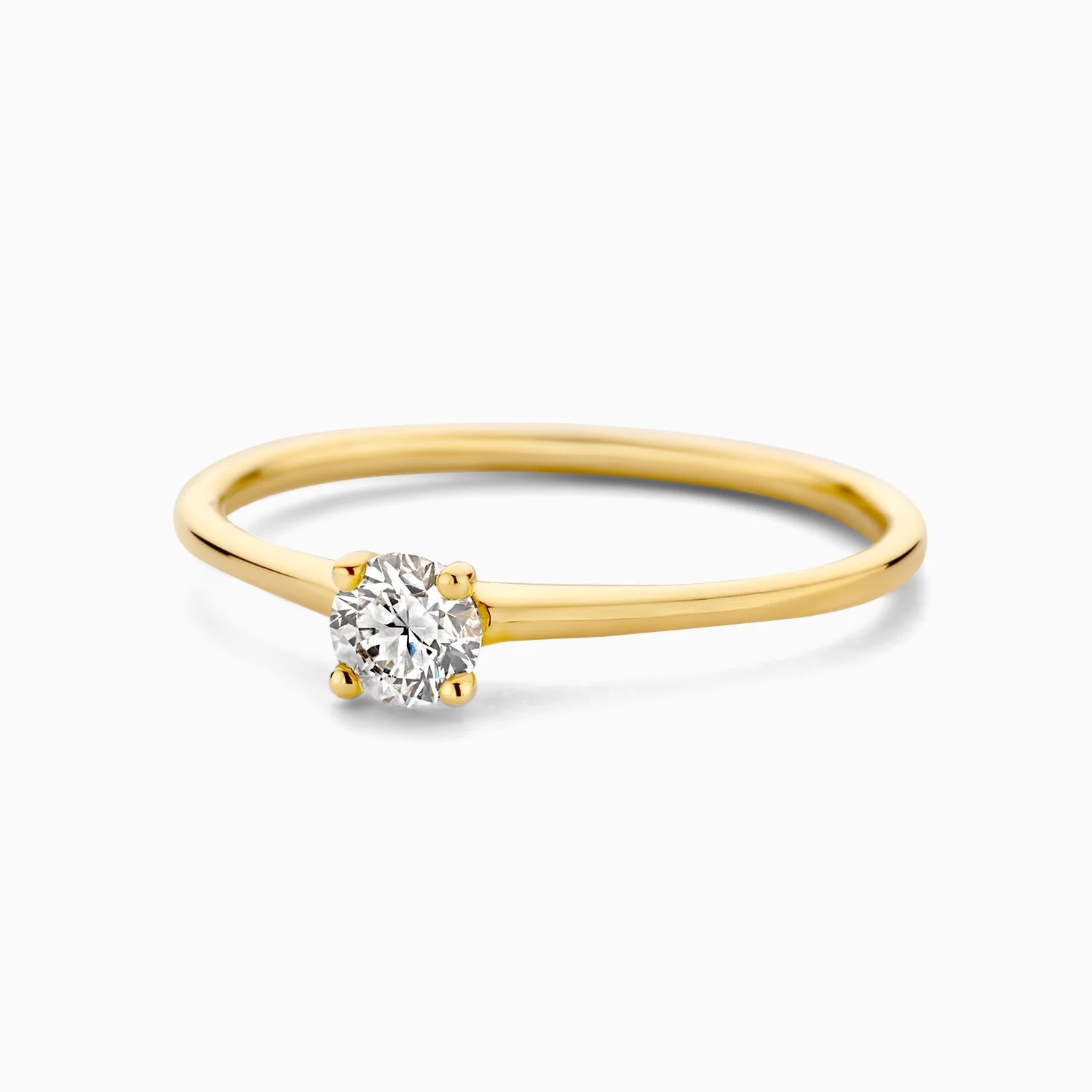 Een ronde lab grown diamant met een doorsnede van 4 mm siert deze ring van 14k geelgoud, gevat in een klassieke chatonzetting. De diamant weegt 0,20 ct en heeft een heldere VSi-kwaliteit met een Top Wesselton kleur, op een band van 1,3 mm breed. Mooi te combineren met andere geelgouden sieraden uit onze collectie.