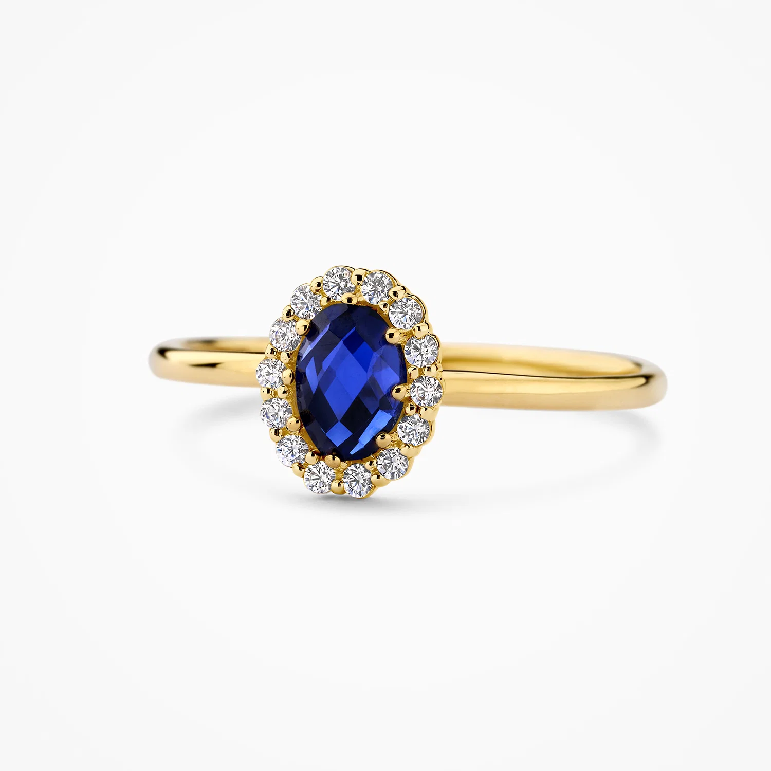 Deze bicolor ring van 14k geel- en witgoud combineert een lab grown diamant met een blauwe diamant, gevat in een pav&eacute;- en chatonzetting (7,3 x 8,9 mm). De diamanten wegen samen 0,13/0,50 ct en hebben een VSi-kwaliteit met een Top Wesselton kleur, op een band van 1,3 mm breed. Mooi te combineren met andere bicolor sieraden uit onze collectie.