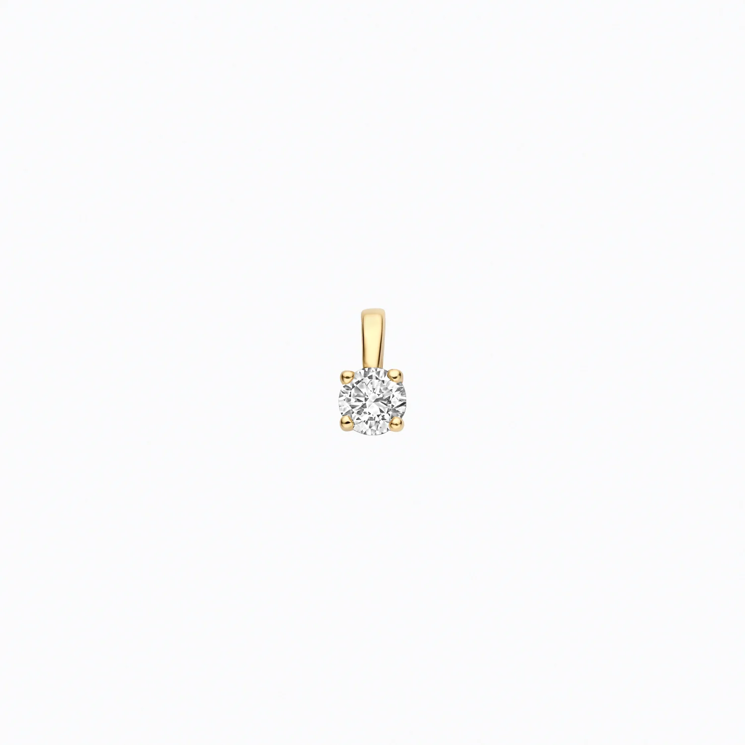 Een ronde lab grown diamant met een doorsnede van 4 mm siert deze hanger van 14k geelgoud. De diamant weegt 0,20 ct en heeft een heldere VSi-kwaliteit met een Top Wesselton kleur. De hanger meet 7,8 mm met een oogje van 1,5 mm, ideaal om aan een eigen ketting te bevestigen. Mooi te combineren met andere geelgouden sieraden uit onze collectie.