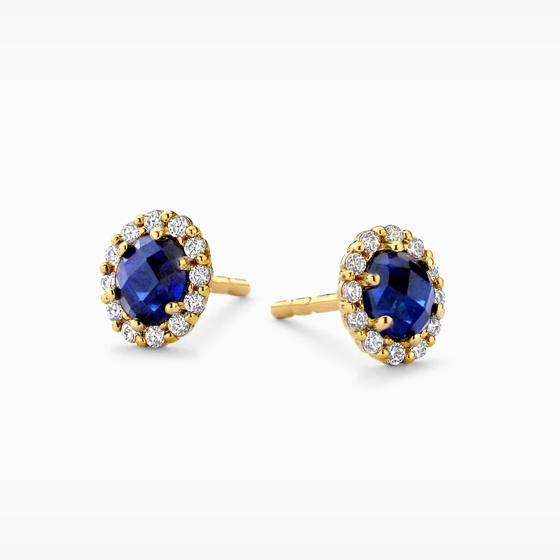 Lab grown diamanten van samen 0,52 ct sieren deze oorknopjes van 14k geelgoud (5,4 x 6,3 mm), gezet in een combinatie van chaton- en pav&eacute;zetting. De diamanten hebben een heldere VSi-kwaliteit en Top Wesselton kleur. Mooi te combineren met andere oorbellen uit onze collectie.