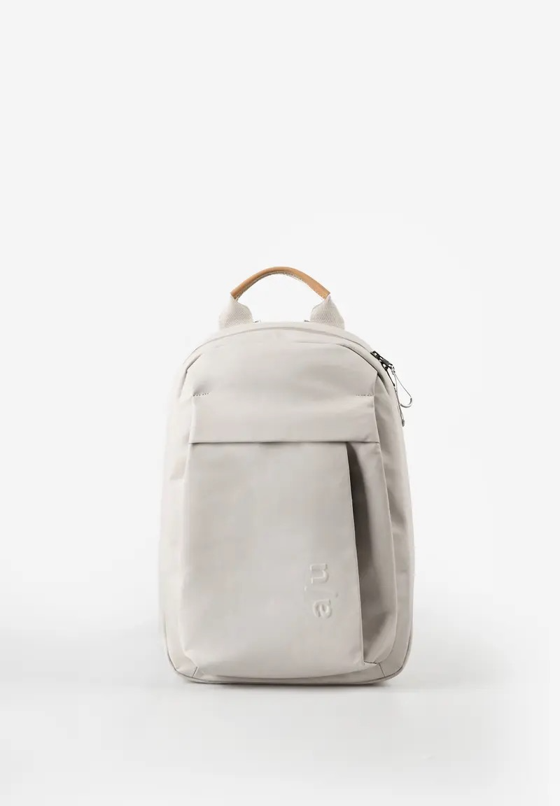 Toshimoi RE rugzak &ndash; licht, regenbestendig en duurzaam
De Toshimoi RE van a/u by aunts & uncles is een lichte en stevige rugzak van gerecycled nylon. Het materiaal geeft de rugzak een karakteristieke, soepel gekreukelde uitstraling. Dankzij het praktische ontwerp is de Toshimoi RE ideaal voor dagelijks gebruik, onderweg, naar de universiteit of naar kantoor.
Het ruime A4-formaat hoofdvak sluit met een handige 2-weg rits en biedt plaats aan al je dagelijkse essentials. Binnenin vind je een gewatteerd laptopvak voor laptops tot 13 inch, een groot en klein steekvak, twee penlussen en een sleutelkoord. Kleine spullen die je snel bij de hand wilt hebben, berg je veilig op in het verborgen ritsvak aan de voorkant of het ritsvak aan de achterkant.
De gewatteerde, ergonomisch gevormde rug en de verstelbare, gewatteerde schouderbanden zorgen voor extra draagcomfort. De regenbestendige ritsen helpen je spullen onderweg te beschermen tegen regen.