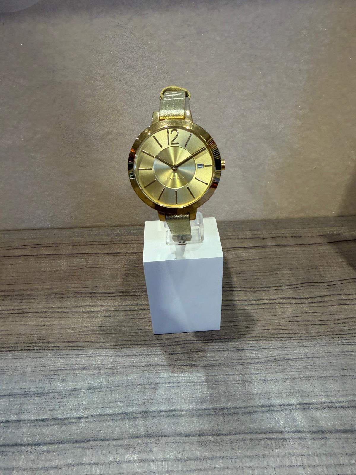 Esprit horloge goud kleurig
Leren band. is verstelbaar
