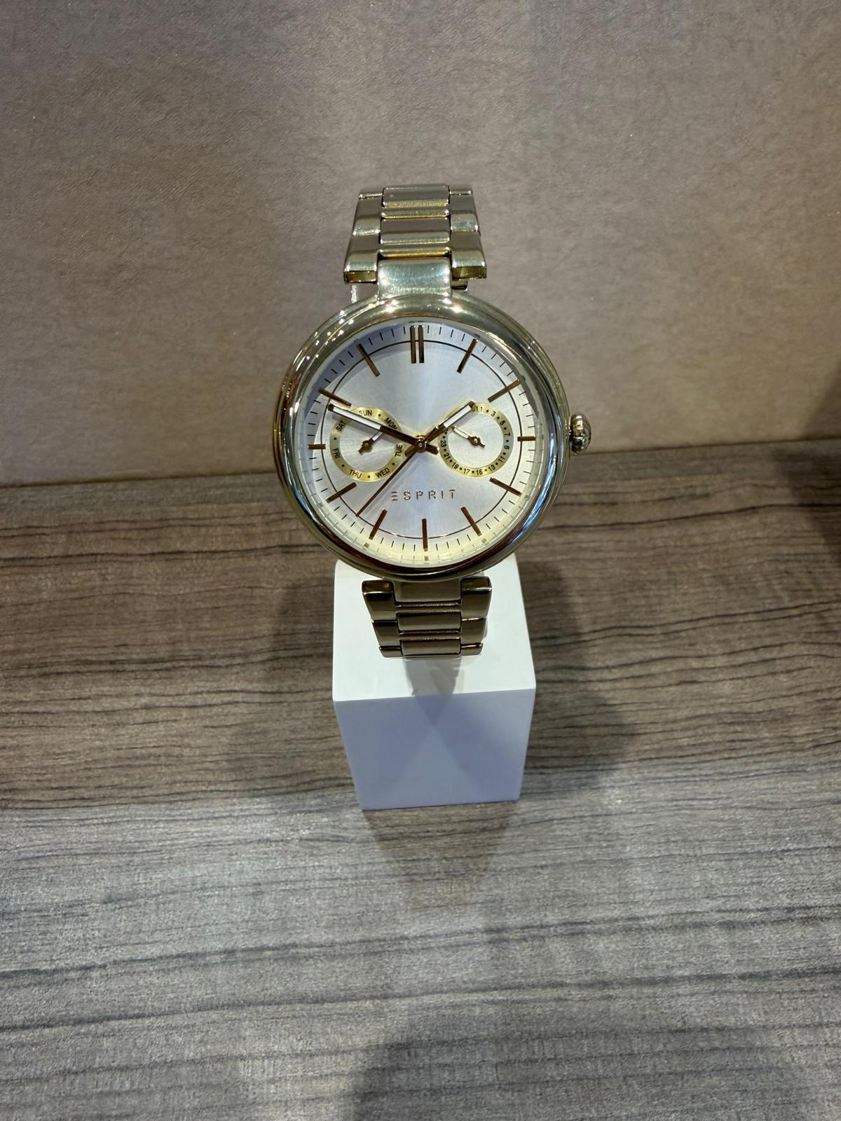 Esprit horloge  goudkleurig
de maat is verstelbaar.