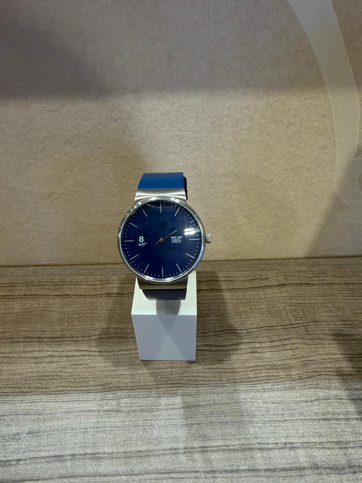 Heren horloge
davis Blauwe leren band.
en blauwe wijzerplaat
maat is verstelbaar
