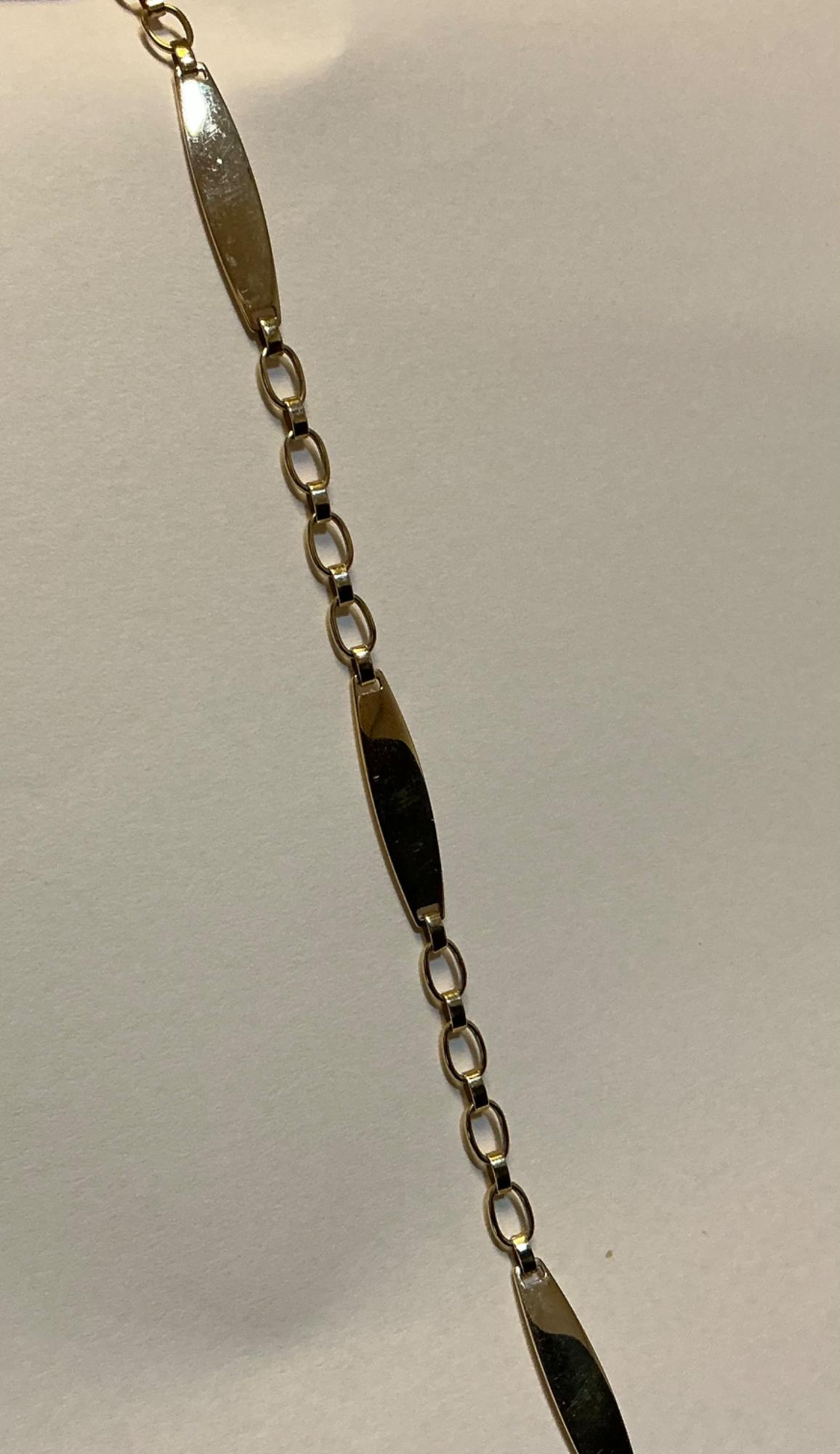 Lengte armband: 19,5CM 
Schakelbreedte: 5,5MM
Gewicht: 4,5Gram 

Goud armband oogjes met 3x graveerplaat ertussen, 19,5 cm.
VIJ0333