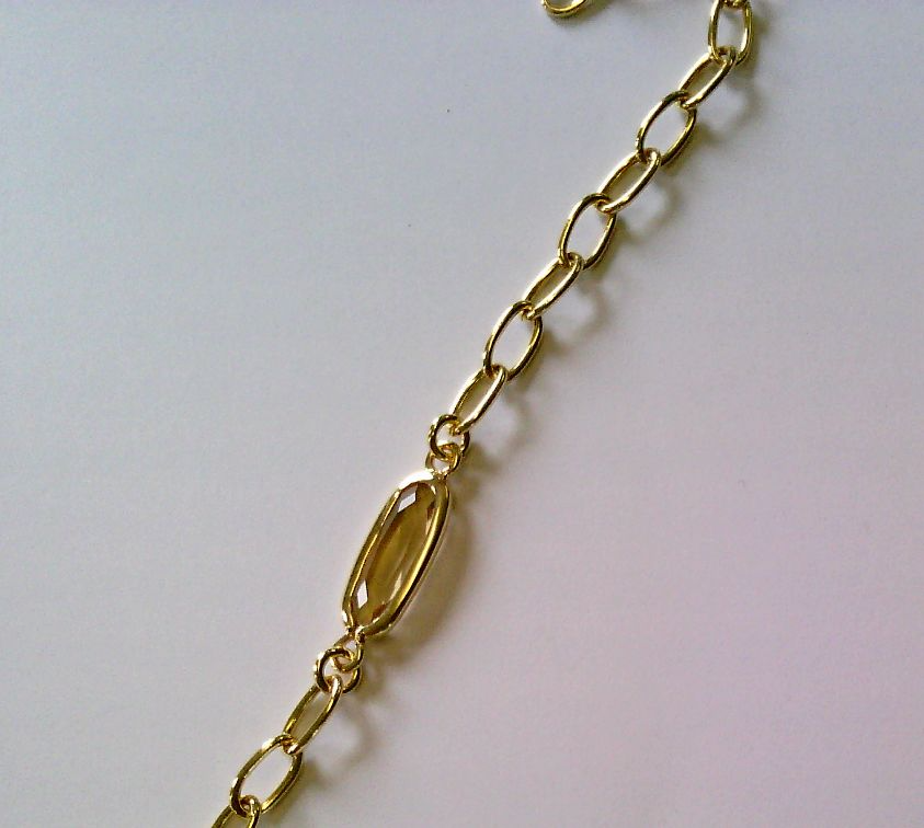 Das Armband 925 gelb Topas goldplatt./18+3cm, Modellnummer 5-217007-001, zeichnet sich durch sein elegantes Design aus. Es ist aus vergoldetem Silber mit einem funkelnden gelben Topas gefertigt. Ideal als modisches Accessoire f&uuml;r besondere Anl&auml;sse, l&auml;sst es sich am besten am Handgelenk tragen, um jedem Outfit einen Hauch von Glamour zu verleihen. Perfekt kombinierbar mit anderen Schmuckst&uuml;cken.
