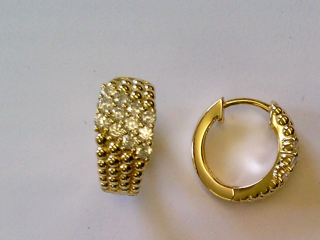Die Creolen 925 Gelb Zirkonia goldplatt. (Modellnummer 5-217040-001) sind elegante Ohrringe aus feinem Sterlingsilber mit goldplattierter Oberfl&auml;che, verziert mit funkelnden Zirkonia-Steinen. Sie geh&ouml;ren zur Kategorie "Schmuck" und dem Typ "Creolen". Perfekt zum Ausgehen oder f&uuml;r elegante Anl&auml;sse. Kombinieren Sie sie mit hochgesteckten Haaren, um ihren Glanz zu betonen.