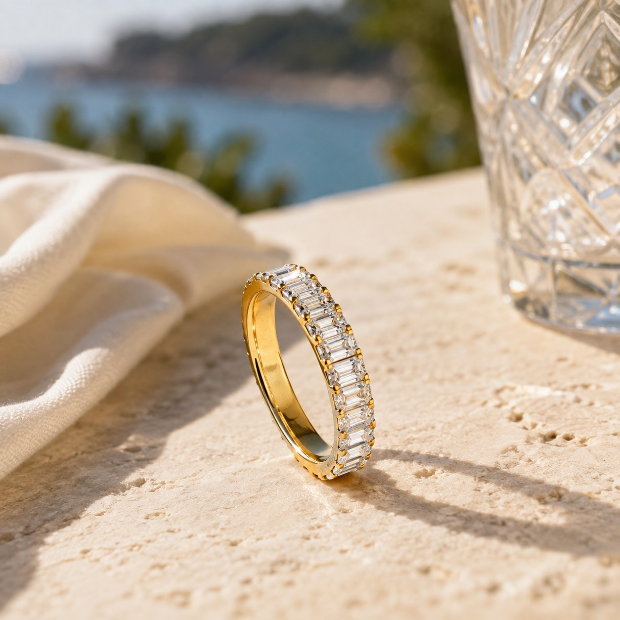 Memoirering &ndash; Erinnerungen, die bleiben
Ein Ring voller besonderer Momente: Dieser Memoirering aus warmem Gold wird rundum von pr&auml;zise gefassten Baguette-Diamanten begleitet. Ihre klare, geradlinige Form verleiht dem Ring eine moderne Eleganz und l&auml;sst das Licht bei jeder Bewegung eindrucksvoll spielen.
Als Symbol f&uuml;r gemeinsame Jahre, besondere Meilensteine oder einfach f&uuml;r die Liebe zum Au&szlig;ergew&ouml;hnlichen &ndash; ein zeitloses Schmuckst&uuml;ck, das Erinnerungen f&uuml;r immer bewahrt.