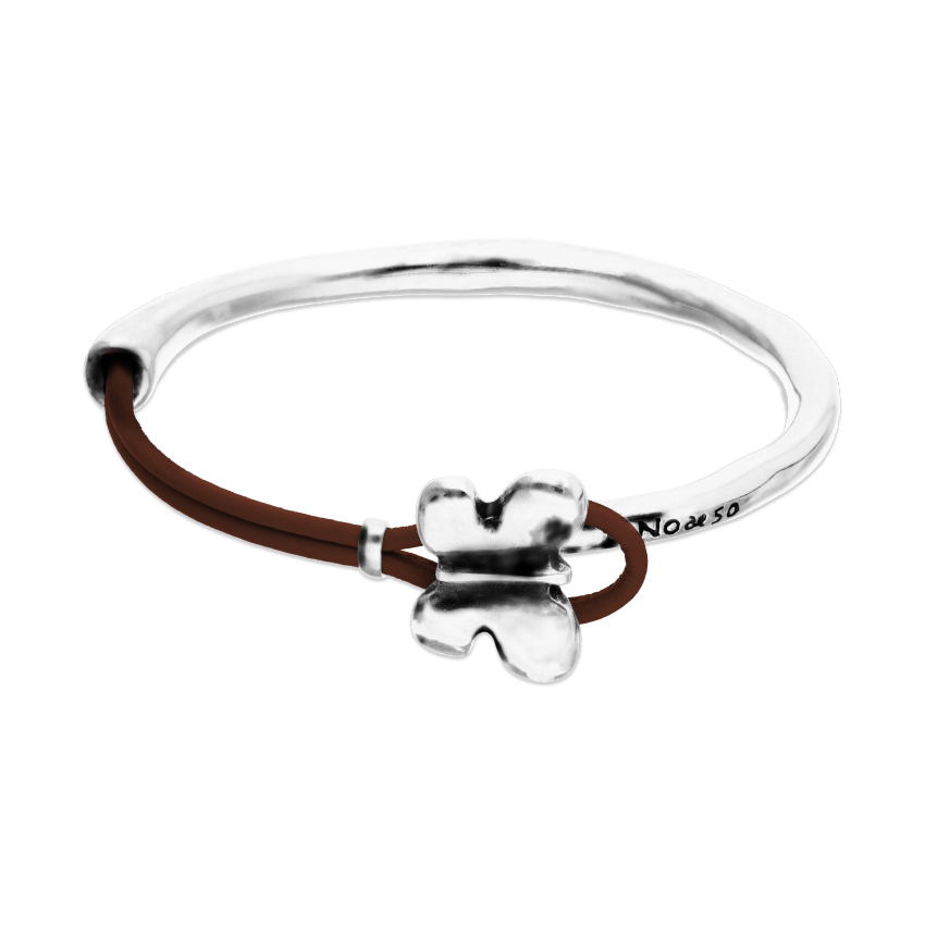 De PUL2614MARMTL is een fantasie armband van UNOde50.Deze armband voegt flair toe aan elke outfit en is ideaal voor zowel casual als formele gelegenheden. Draag hem solo voor een subtiele elegantie of combineer met andere armbanden voor een trendy, gelaagde look. Perfect voor dagelijks gebruik of speciale uitjes.