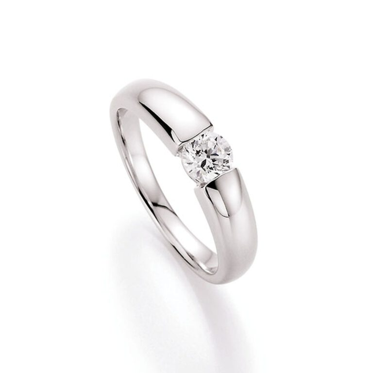 Dieser wundersch&ouml;ne Verlobungsring, Modellnummer 93000593520, besticht durch seine elegante Silberfarbe und besteht aus hochwertigem 925er Sterlingsilber. In der Gr&ouml;&szlig;e 52 erh&auml;ltlich, ist er das ideale Schmuckst&uuml;ck f&uuml;r einen besonderen Anlass. Tragen Sie ihn zu festlichen Anl&auml;ssen oder t&auml;glich als Zeichen Ihrer Liebe - ein zeitloses Accessoire f&uuml;r jede Gelegenheit.