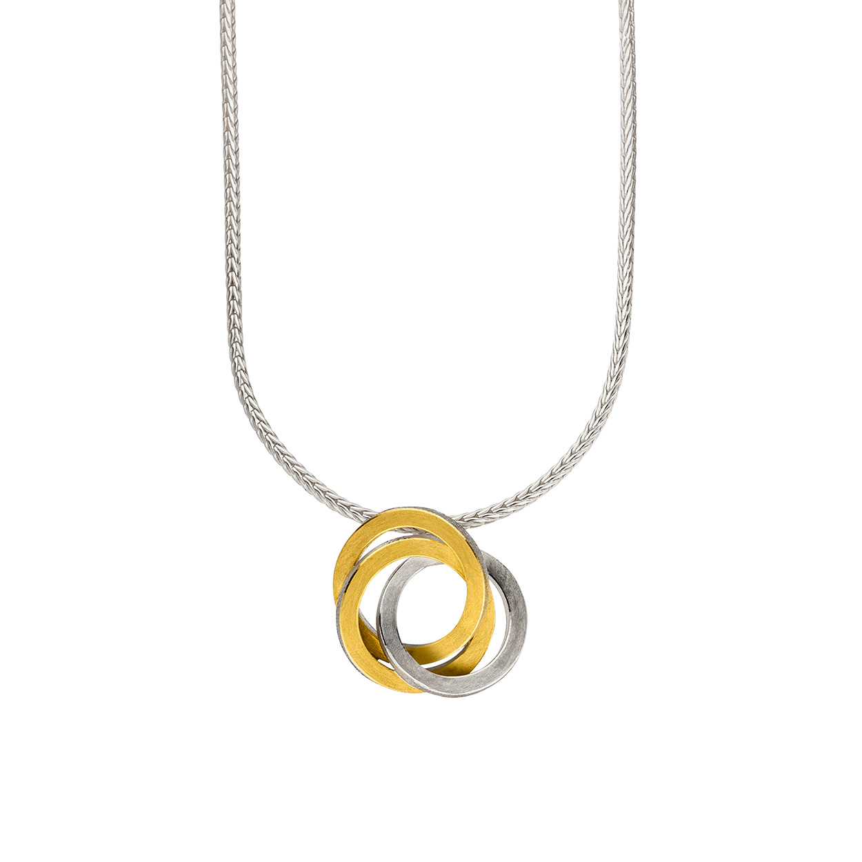 Manu Schmuck sieraden zijn gemaakt van zilver verwerkt met 22 karaat goud