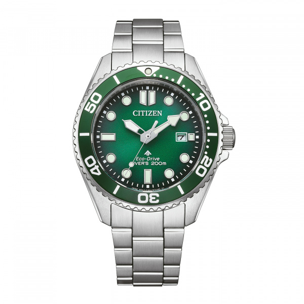 CITIZEN Promaster Eco-Drive Diver 200M
Duikhorloges zijn oorspronkelijk zogenaamde toolwatches. Vooral als ze voldoen aan de ISO-norm - zoals het nieuwe Citizen-model BN0269-50W uit de Promaster Eco-Drive CITIZEN 200M-reeks. 

Met hun waterdichtheid tot 20 bar, unidirectionele draaibare lunette voor weergave van de duiktijd, uitstekende afleesbaarheid onder water en andere ISO-relevante kenmerken, zijn de horloges bedoeld als betrouwbaar hulpmiddel voor duikers. 

Dit nieuwe model Eco-Drive Diver 200M past echter dankzij het meer "urban" design ook goed bij een zakelijk overhemd - in plaats van alleen bij een duikpak.
