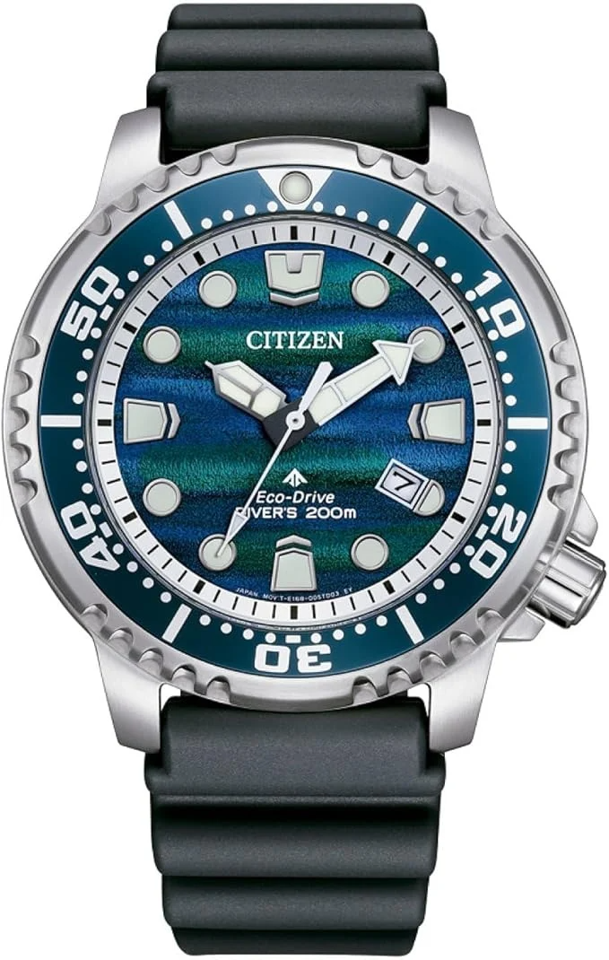 Let op! Dit is een Limited Edition, bestel nu jouw exemplaar want op = op!

Citizen BN0167 09W Promaster Marine Limited Edition
De Citizen Promaster Marine Eco Drive BN0167 09W is een gelimiteerd duikhorloge voor mannen die een robuuste sportieve Citizen zoeken met een opvallende oceaanuitstraling. Dit horloge combineert professionele duikfuncties met dagelijks draagcomfort. De blauwe structural ink wijzerplaat verandert subtiel mee met het licht, waardoor je tinten blauw, groen en paars ziet. Dat maakt dit model visueel sterker dan veel standaard duikhorloges.

Eco Drive uurwerk laadt op door licht en maakt batterijwissels overbodig
200 meter waterdicht geschikt voor zwemmen, snorkelen en recreatief duiken
Limited Edition wereldwijd gelimiteerd tot 8700 ongenummerde exemplaren
Gemaakt voor water, sport en dagelijks gebruik
Dit Promaster horloge is gemaakt voor wie controle en duidelijkheid wil. De stevige edelstalen kast van 44 mm geeft het horloge een krachtige aanwezigheid, terwijl de lichtgevende wijzers en indexen zorgen voor goede afleesbaarheid in schemering en onder water. De eenzijdig draaibare bezel helpt je verstreken tijd bij te houden tijdens sport, zwemmen of duiken. Omdat deze bezel maar &eacute;&eacute;n kant op draait, blijft de tijdmeting veilig en overzichtelijk.

Het Citizen E168 Eco Drive uurwerk in dit horloge haalt energie uit natuurlijk en kunstmatig licht. Volledig opgeladen heeft het horloge een ruime energiereserve, waardoor je het met vertrouwen kunt dragen zonder steeds aan opladen of batterijvervanging te denken. De datumweergave maakt het horloge ook praktisch voor dagelijks gebruik.
