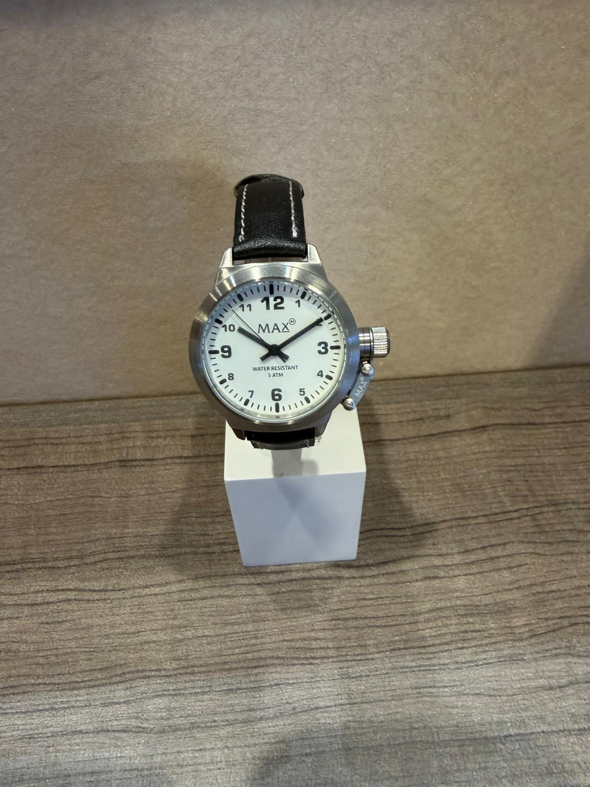 Kinderhorloge MAX
zwarte leren band 
of witte leren band

geef bij de bestelling aan welke kleur u het liefst heeft.